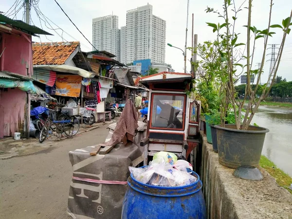 Latumenten Jacarta Indonésia 2021 Favela Beira Rio Contra Pano Fundo — Fotografia de Stock