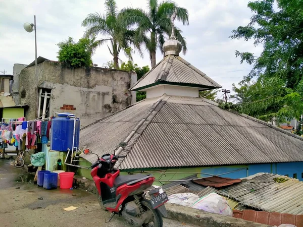 Latumenten Jakarta Indonesien 2021 Moskébyggnaden Som Står Tätbefolkad Bosättning — Stockfoto