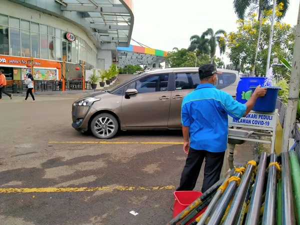 Season City Mall Jacarta Indonésia 2021 Trabalhadores Limpeza Enchendo Água — Fotografia de Stock