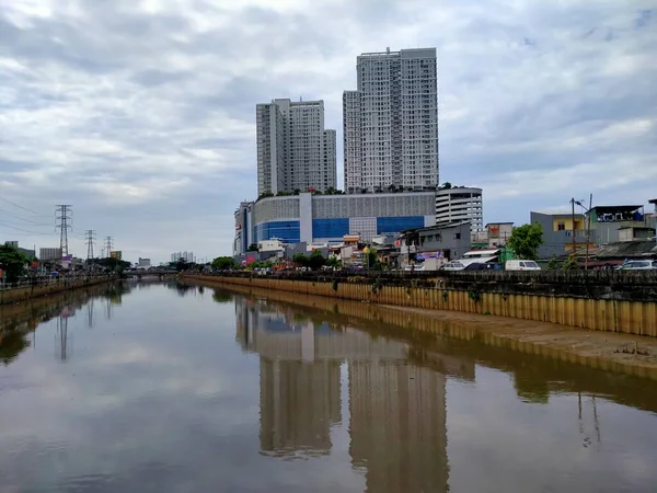 Atmosfera Suja Rio Contra Fundo Prédio Apartamentos — Fotografia de Stock