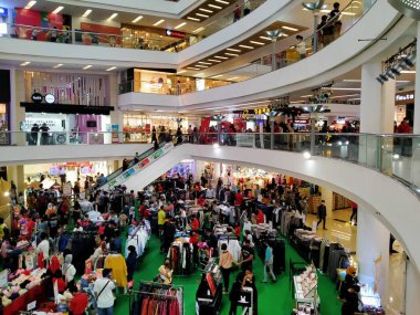 Mall Citra Land, Matahari, Jakarta, Endonezya - (05 / 09 / 2021): Salgın sırasında bayram öncesi kıyafet satın alan alıcıların kalabalığının üzerinde görülüyor