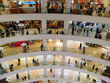 Mall Citra Land, Matahari, Jakarta, Endonezya - (05 / 09 / 2021): Bir alışveriş merkezindeki binanın atmosferi. Yürüyen insanlar var.