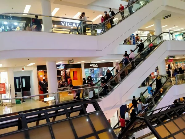 Mall Citra Land Jakarta Indonesia 2021 Люди Эскалаторе Центральном Торговом — стоковое фото