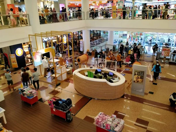 モール シトラ ランド ジャカルタ インドネシア 2021 ショッピングセンターの人々の雰囲気中央にインフォメーションセンターがあります — ストック写真
