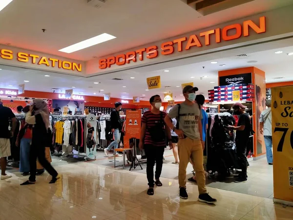 인도네시아 자카르타 2021 신발을 쇼핑몰 방문객들의 분위기 — 스톡 사진