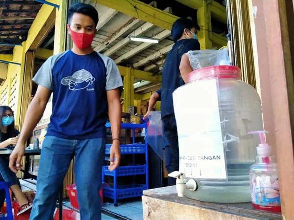 Tambora Dżakarta Indonezja 2021 Mężczyzna Masce Przechodzi Obok Myjni Ręcznej Obrazy Stockowe bez tantiem