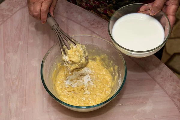 Kvinders Hænder Ælter Dejen Med Forskellige Ingredienser Mælk Mel Smør - Stock-foto