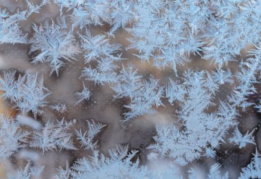 Güzel kar desenleri, şeffaf camlardaki su süsleri. Noel kar taneleri..
