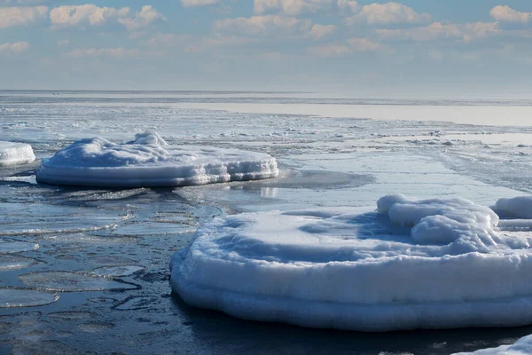 Neve Branco Gelo Floes Pedras Congeladas Saindo Mar Dia Gelado — Fotografia de Stock