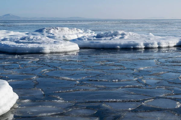 Neve Branco Gelo Floes Pedras Congeladas Saindo Mar Dia Gelado — Fotografia de Stock