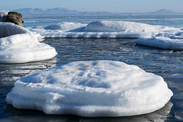 Des Banquises Blanches Comme Neige Des Rochers Gelés Sortant Mer — Photo