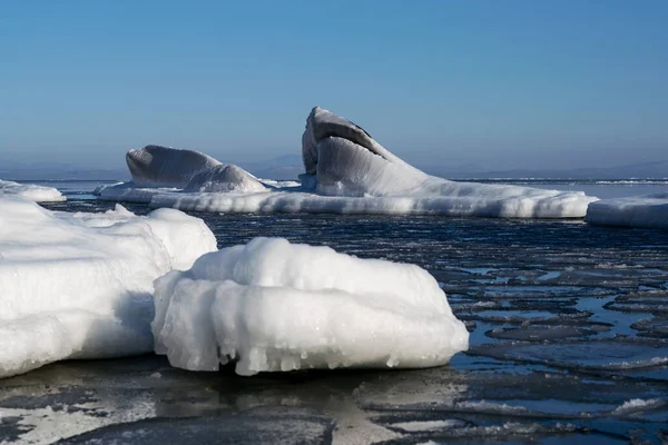 Белоснежные Льдины Замерзшие Камни Торчат Моря Морозный Солнечный День — стоковое фото