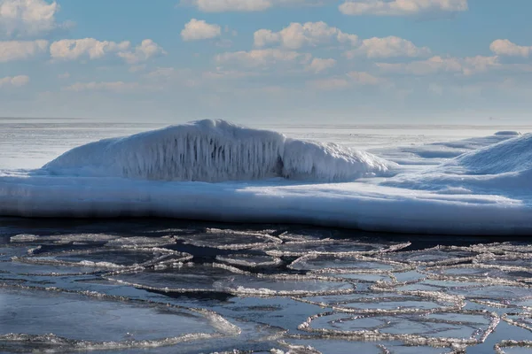 Neve Branco Gelo Floes Pedras Congeladas Saindo Mar Dia Gelado — Fotografia de Stock