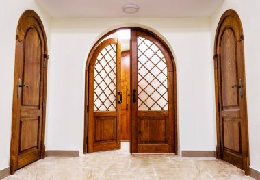 Meşe kemerli kapılar tapınaktaki odaların arasında duruyor..