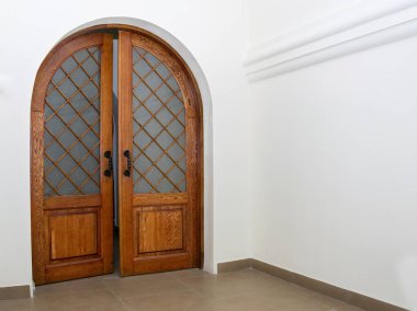 Meşe kemerli kapılar tapınaktaki odaların arasında duruyor..