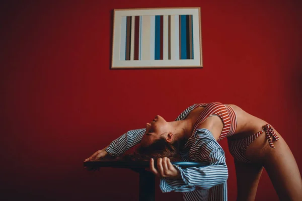 Una Joven Con Traje Baño Rayas Dedica Estirar Equilibrar Una — Foto de Stock