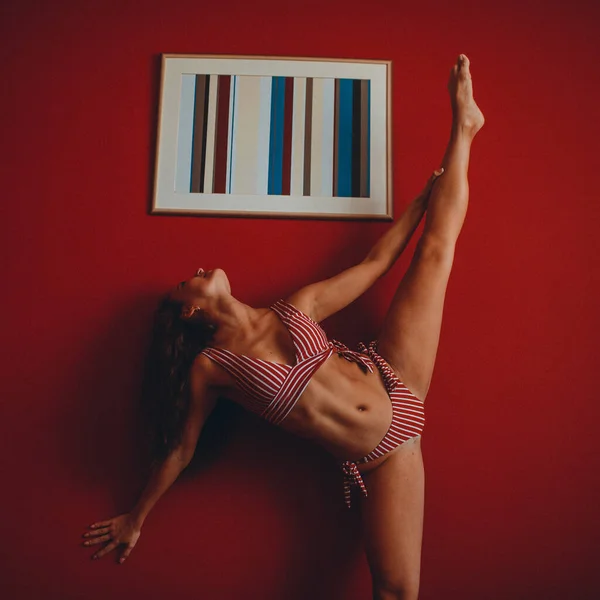 Una Giovane Ragazza Costume Bagno Righe Impegnata Stretching Equilibrio Una — Foto Stock