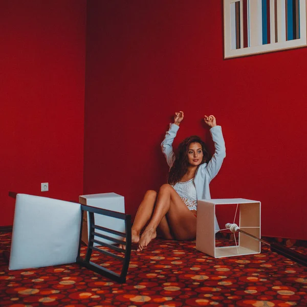 Jong Meisje Een Witte Jas Rode Zwembroek Bezig Met Stretching — Stockfoto