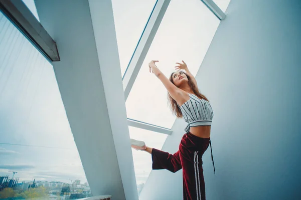 Ung Flicka Sweatpants Och Tank Top Engagerad Stretching Ett Ljust — Stockfoto