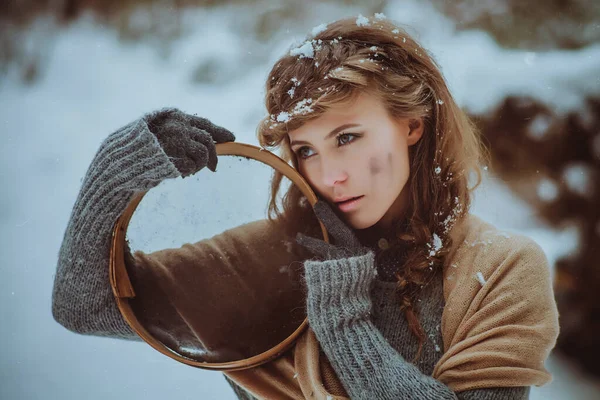 Молодая Девушка Одинокая Сосновом Лесу Зимой Войлочных Сапогах Простой Крестьянской — стоковое фото