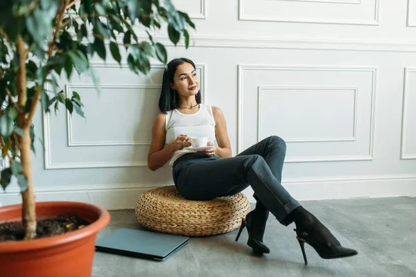 Young Beautiful Girl Asian Appearance She Conducts Web Conference Home — Stock Photo, Image