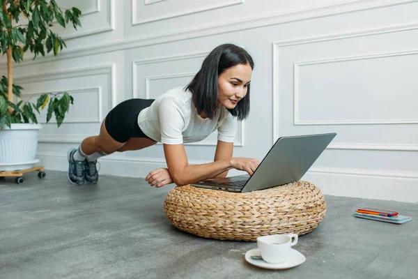 Mladá Krásná Dívka Asijským Vzhledem Fitness Instruktorka Vede Webovou Konferenci — Stock fotografie