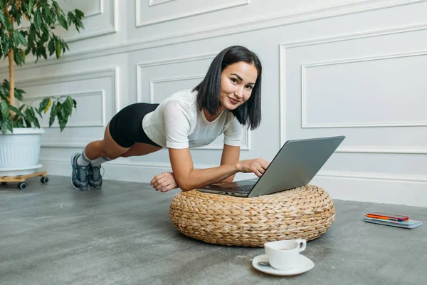 Mladá Krásná Dívka Asijským Vzhledem Fitness Instruktorka Vede Webovou Konferenci — Stock fotografie