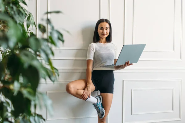 Mladá Krásná Dívka Asijským Vzhledem Fitness Instruktorka Vede Webovou Konferenci — Stock fotografie