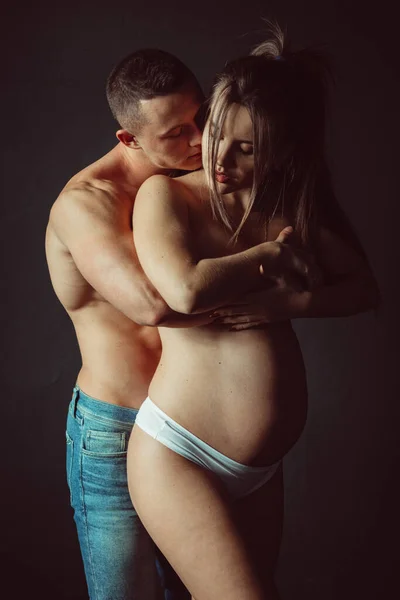 Casal Jovem Cara Menina Estúdio Fundo Preto Ela Está Lingerie — Fotografia de Stock