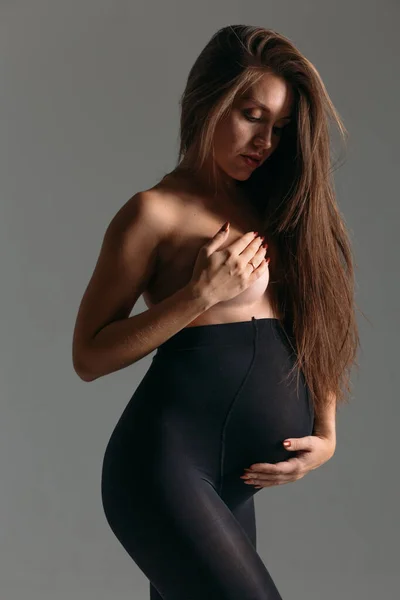 Uzun Saçlı Genç Bir Kız Stüdyoda Hamile Siyah Çamaşırlarıyla Beyaz — Stok fotoğraf