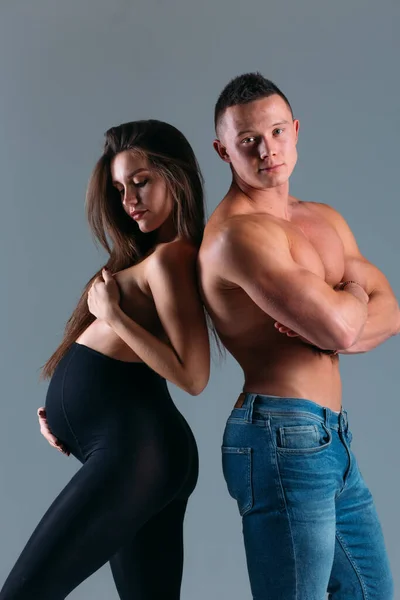 Casal Jovem Cara Uma Menina Grávida Estúdio Fundo Branco Ela — Fotografia de Stock