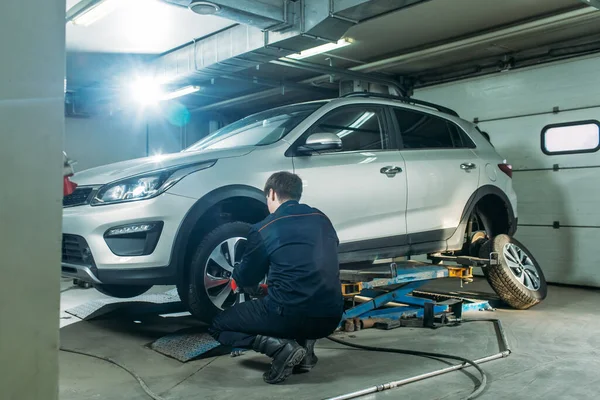 Montage Van Band Garage Werknemer Verwijdert Het Wiel Maakt Band — Stockfoto