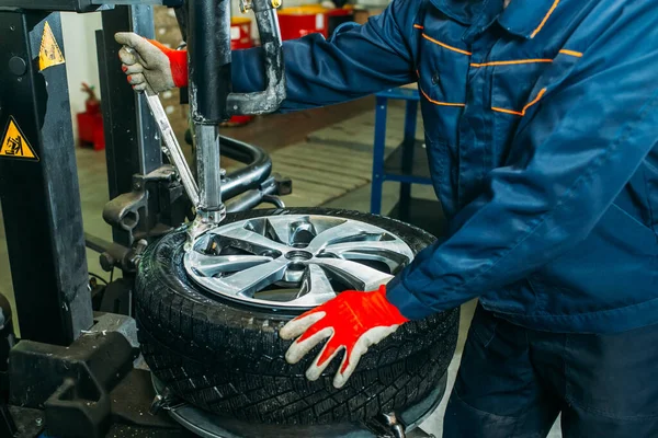 Proceso Montaje Del Neumático Garaje Trabajador Retira Rueda Hace Montaje —  Fotos de Stock