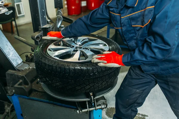 Montage Van Band Garage Werknemer Verwijdert Het Wiel Maakt Band — Stockfoto