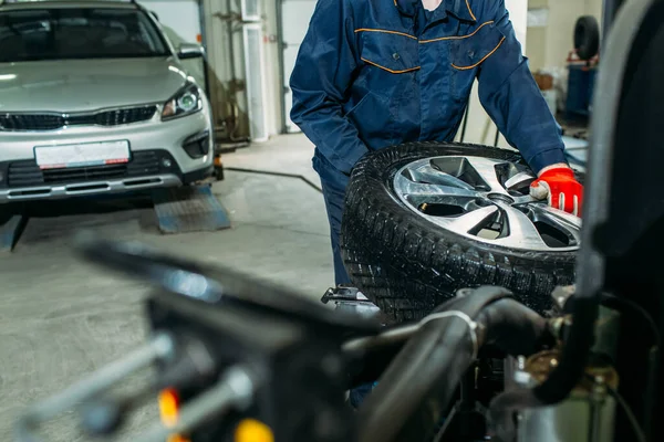 ガレージ内のタイヤ継手のプロセス 労働者は ホイールを削除します タイヤ継手を作り ホイールを置きます — ストック写真