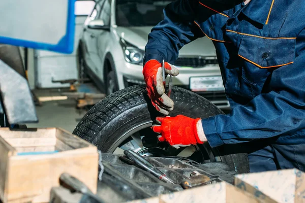 Proceso Montaje Del Neumático Garaje Trabajador Retira Rueda Hace Montaje — Foto de Stock