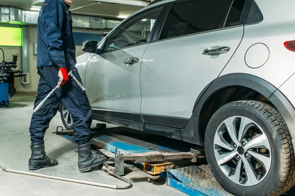 ガレージ内のタイヤ継手のプロセス 労働者は ホイールを削除します タイヤ継手を作り ホイールを置きます — ストック写真