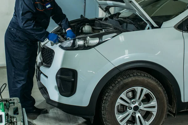 Proceso Sustitución Batería Del Coche Garaje Trabajador Quita Batería Antigua —  Fotos de Stock