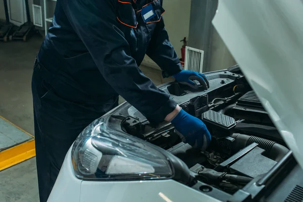 Proceso Sustitución Batería Del Coche Garaje Trabajador Quita Batería Antigua —  Fotos de Stock