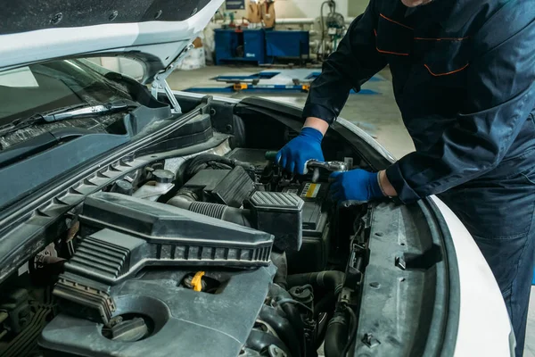 Proceso Sustitución Batería Del Coche Garaje Trabajador Quita Batería Antigua —  Fotos de Stock