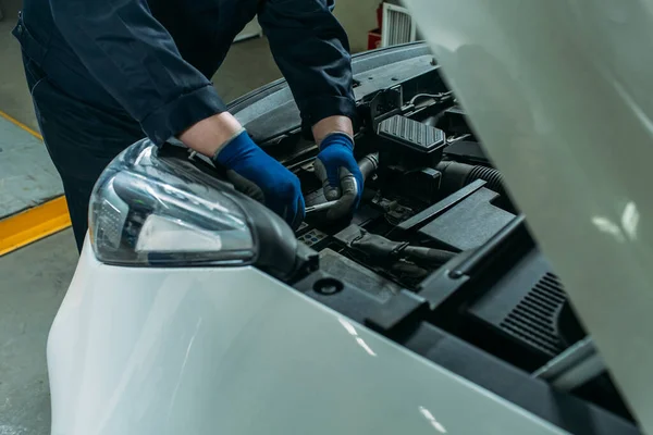 Proceso Sustitución Batería Del Coche Garaje Trabajador Quita Batería Antigua —  Fotos de Stock