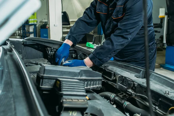 Proceso Sustitución Batería Del Coche Garaje Trabajador Quita Batería Antigua —  Fotos de Stock