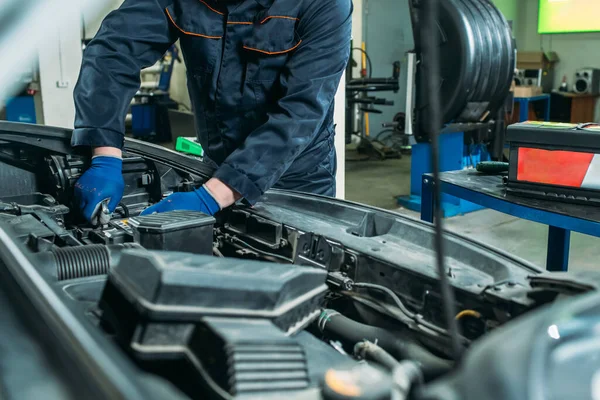 Process Replacing Car Battery Garage Worker Removes Old Battery Replaces — Stock Photo, Image