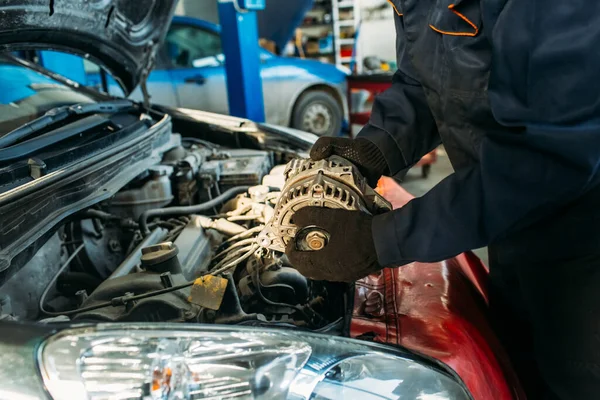 車修理工場の労働者が車の前に立って車のフードが開いている労働者が車を検査してテストする — ストック写真