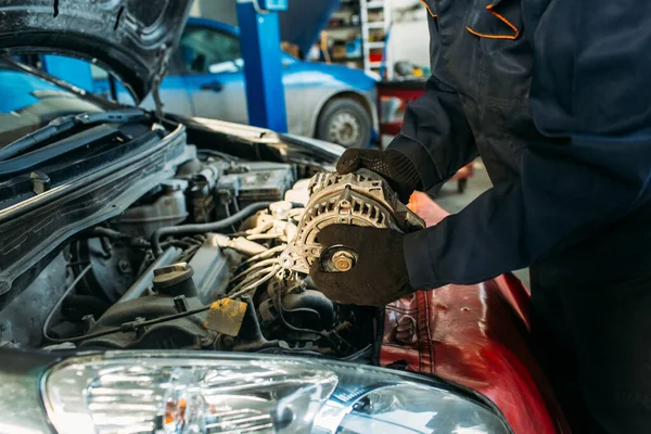 Trabajador Taller Reparación Automóviles Encuentra Delante Del Coche Capucha Del —  Fotos de Stock