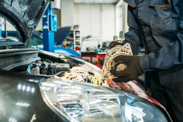 Trabajador Taller Reparación Automóviles Encuentra Delante Del Coche Capucha Del —  Fotos de Stock