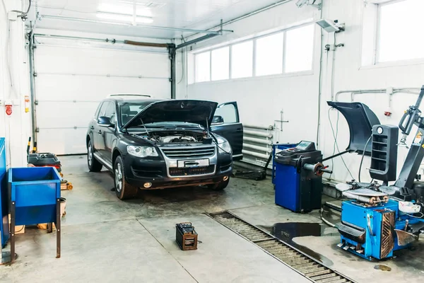 Hay Coche Servicio Con Una Campana Abierta Taller Automóviles — Foto de Stock