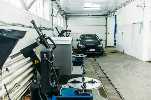 Een Serviceauto Met Een Open Motorkap Auto Workshop — Stockfoto