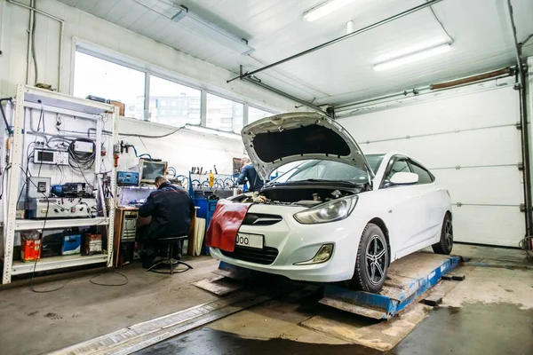 Een Serviceauto Met Een Open Motorkap Auto Workshop — Stockfoto