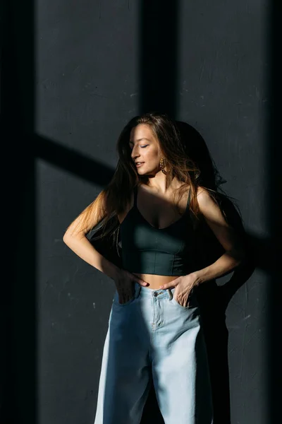 Jovem Menina Bonita Com Tintura Cabelo Solto Topo Jeans Estúdio — Fotografia de Stock